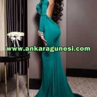 Erdemli İstasyonu'nun Cazibesi: İlgi Çekici bir Bayan