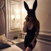 Yenişehir Durağı'nın Sihirli Kızı: Işıltılı Saçları ve Büyüleyici Gülümsemesi ile Tanışın