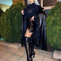 Yenişehir Durağı'nın Sihirli Kızı: Işıltılı Saçları ve Büyüleyici Gülümsemesi ile Tanışın